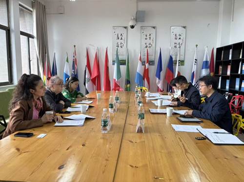 一群人围坐在桌子边 AI 生成的内容可能不正确。